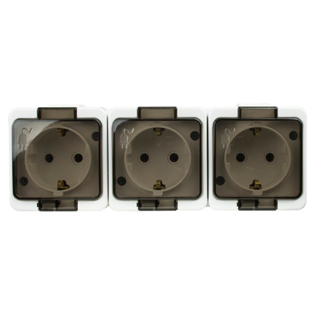 Gniazdo  potrójne 3x 2P+Z SCHUKO bryzgoodporne   klapką dymną  IP44, SMART, biały